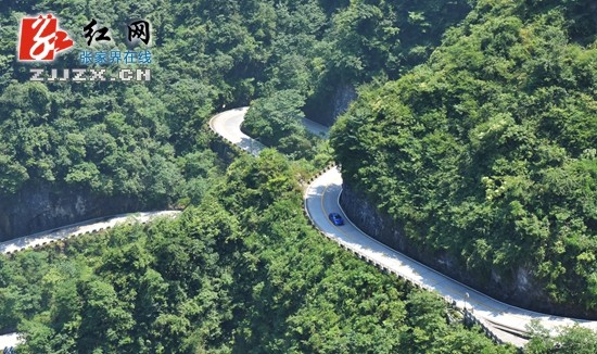 歐弟駕車張家界天門山 巔峰對(duì)決翼裝飛行（組圖）